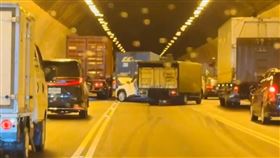 國道3號南下新店隧道，發生多車追撞交通事故。（圖／民眾提供）
