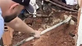 恐怖水泥塚！5歲女童遭水泥封屍　解剖驚見「氣管塞滿泥沙」竟是活埋（圖／翻攝畫面）