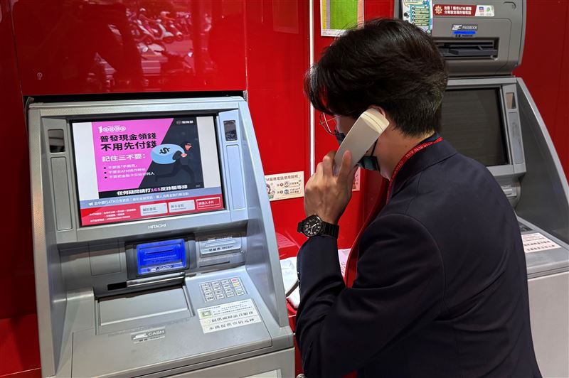 台中銀行建構ATM防詐新防線「一鍵直通165」！（圖／台中銀行提供）