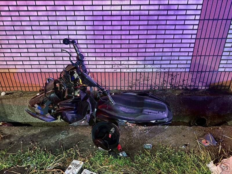 機車失控後整輛摔進水溝中。（圖／翻攝畫面）