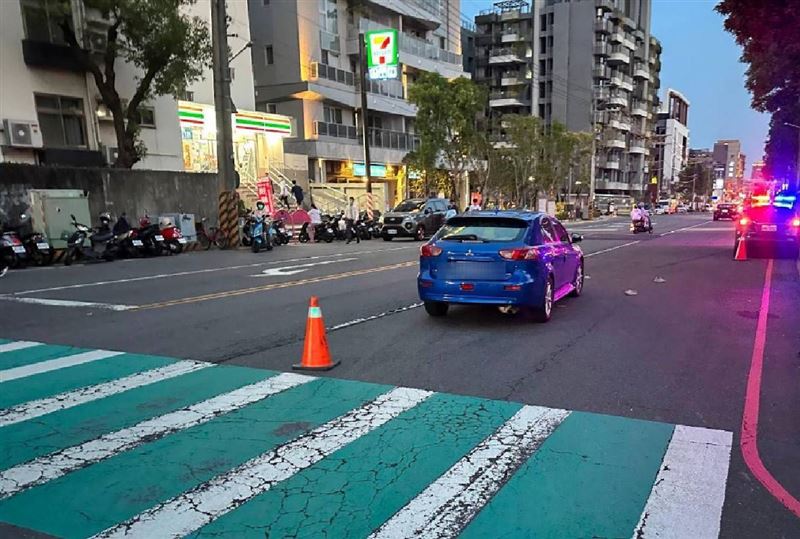 77歲李姓阿嬤過馬路時，遭一輛右轉的轎車撞上。（圖／翻攝畫面）