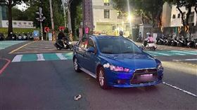 逢甲商圈死亡車禍！77歲阿嬤過馬路被撞噴⋯搶救2日仍亡　家屬淚求影像（圖／翻攝畫面）