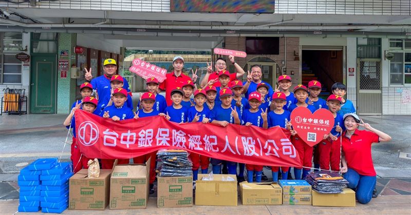 台中銀保經深耕 ESG，力挺德芙蘭國小勇奪全國棒球冠軍。（圖／台中銀保經提供）