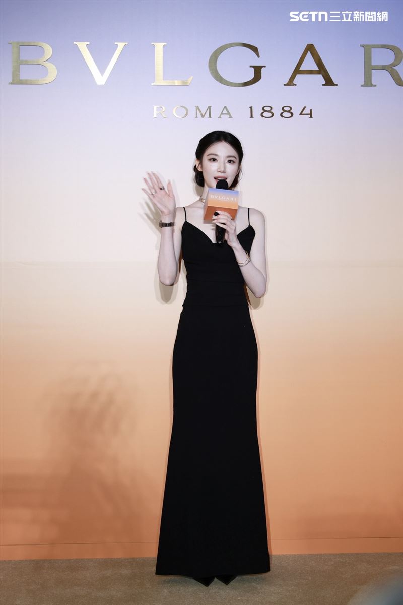 舒華以一身黑色長裙現身。（圖／記者田俊彥攝影）