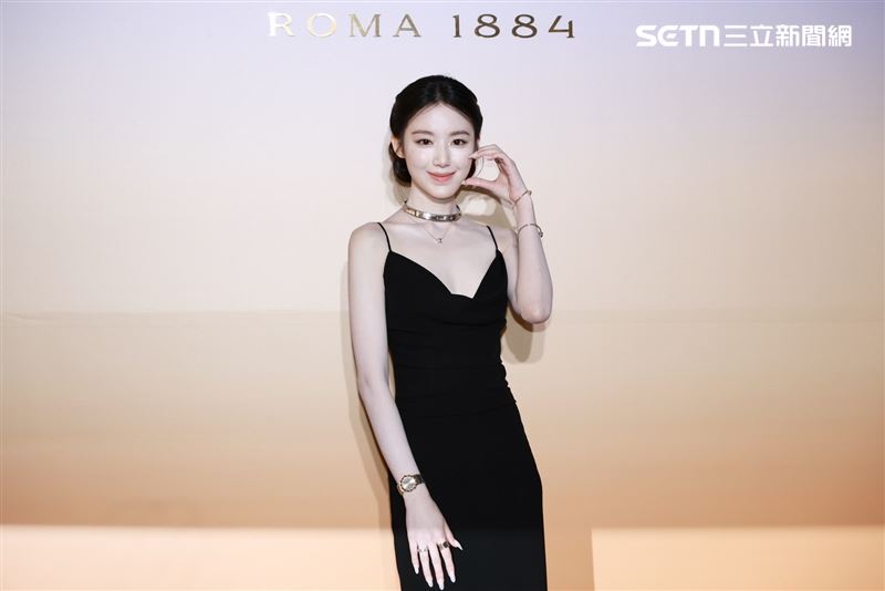 舒華現身101出席時尚活動，開心比愛心和粉絲互動。（圖／記者田俊彥攝影）