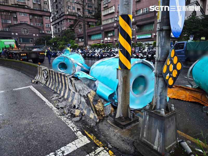 新北莊男駕駛的曳引車掉落3個大型鐵桶。（圖／翻攝畫面）