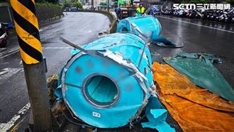 曳引車司機沒綁牢　3鐵桶砸爛護欄成路障