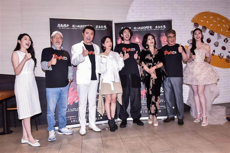 陳詩雅（左起）、班鐵翔、李㼈、劉黛瑩、郭鑫、田麗、劉克勉、陳蘊予（金莎）出席《腎上腺母侵》記者會。（圖／陽科國際提供）