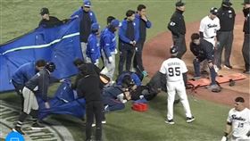 日職主審川上拓斗16日比賽中遭球棒擊中受重傷，日本野球機構公布最新病況，指他目前意識仍未恢復。（圖／翻攝自DAZN）
