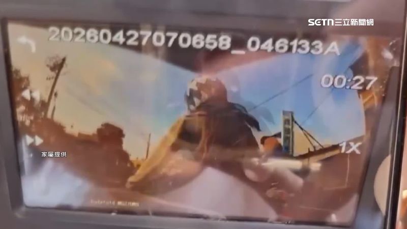 女警被追撞當下，無法保持平衡