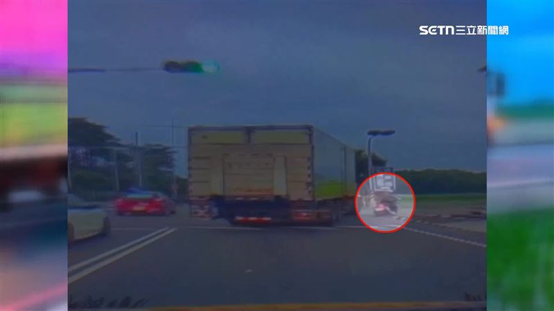 大貨車準備右轉，機車直行的林姓婦人閃避不及，遭卡在貨車右後輪動彈不得