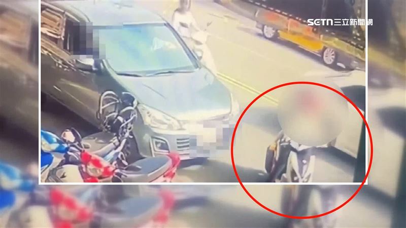 獨家／臨停買飲料遭叭惱羞　三峽男駕車衝撞雙載母女