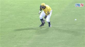 兄弟離譜失誤遭逆轉　漏球外野手遭換下場