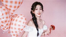 女星吳宣儀近期爆出與經紀公司糾紛，一段談判影片曝光後，「10年從未看過合約」的說法成為輿論焦點，也讓外界重新檢視藝人經紀制度的資訊不對等問題。（圖／翻攝自吳宣儀微博）