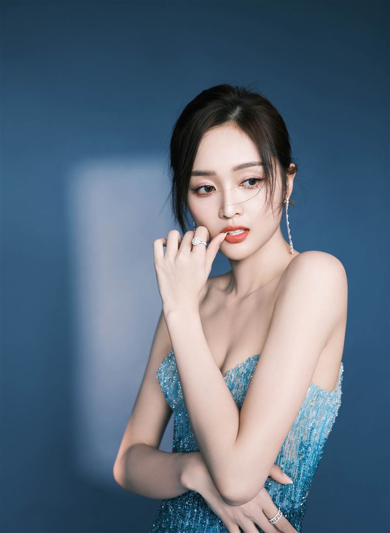 雙方對「是否有權查看合約」認知落差明顯，吳母當場反問：「那意思是說我們賣給你了？」質疑合作關係失衡。（圖／Versace提供）