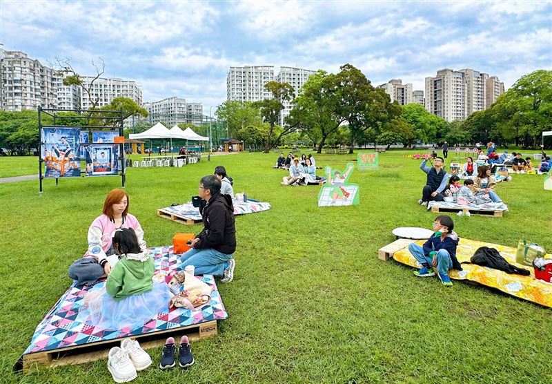 冠德集團《共融生活野餐日暨移漾有型攝影展》在林口運動公園登場。（圖／根基營造提供）