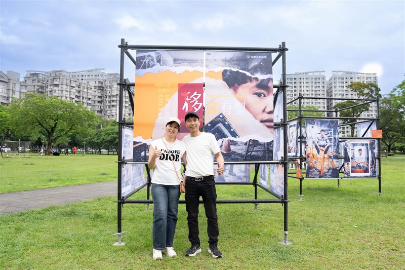 攝影師從職人視角為根基移工同仁拍攝系列時尚照，吸引跨國同仁夫妻檔駐足留影。（圖／根基營造提供）