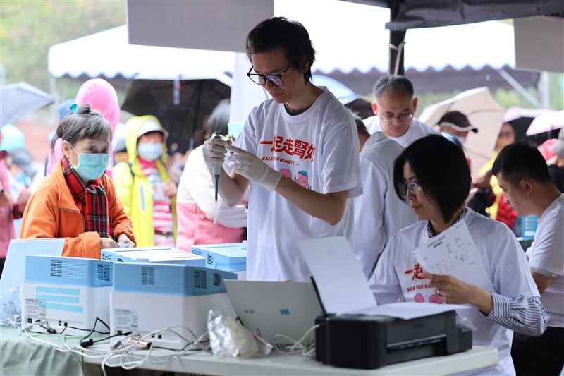 保生國際生醫在「2026世界腎臟日－一起走腎好」健走活動中設立健康檢測體驗攤位推廣健康知識。（圖／翻攝畫面）