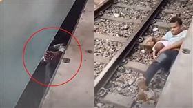 孟加拉一名男童在火車站不慎跌落軌道，父親馬上跟著跳下以肉身護兒，驚悚畫面在網上引發討論。（圖／翻攝自臉書／somoynews.tv）