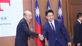 韓國瑜主持國慶記者會　蔣萬安出席國慶籌備委員會4日在立法院舉行國慶記者會，由立法院長、國慶籌備委員會主委韓國瑜（左）主持，台北市長蔣萬安（右）出席與會。中央社記者裴禛攝　113年10月4日