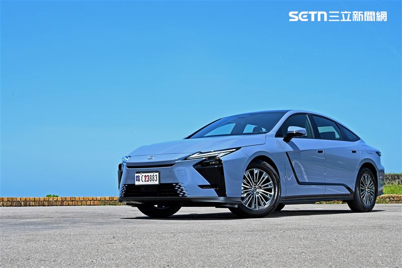 Lexus ES 300h頂級版。（圖／記者鍾釗榛攝影）