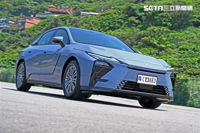 Lexus ES 300h頂級版，起步安靜、加速平順，油門踩下去不會有突兀感。（圖／記者鍾釗榛攝影）
