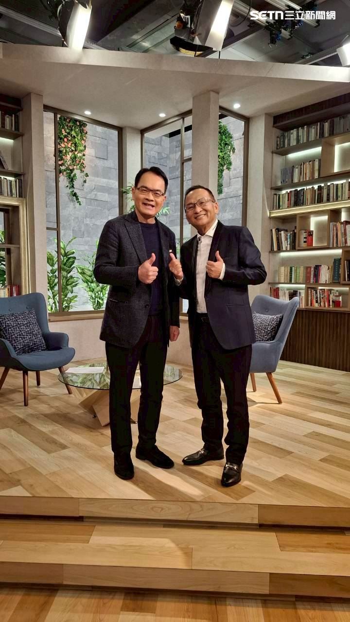 「綜藝樂隊王」孔鏘（右）接受鄭弘儀（左）專訪內容，將在54台三立新聞台5/3晚上8點《話時代人物》節目播出