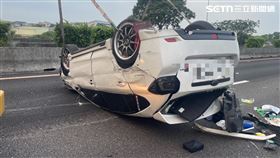 嘉義,事故,精神,乘客,物品,車輛,駕駛,護欄,國道,自撞。（圖／翻攝畫面）