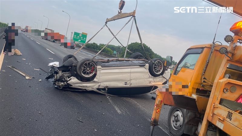 肇事車輛四輪朝天，車上駕駛及乘客都輕傷送醫。（圖／翻攝畫面）