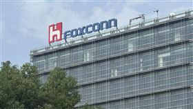 鴻海4月營收8,321億元，月增3.53%、年增29.74%，創歷年4月同期最高，前4月累計2.96兆同樣破紀錄。AI雲端與元件是主要成長動能，消費智能是唯一衰退項目。第二季雖屬傳統淡季，但公司預估季增、年增，AI機櫃持續成長。（圖／記者師瑞德攝影）