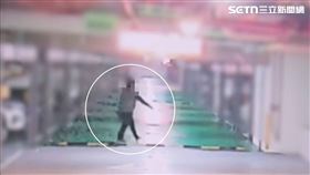 北市鄒男開走前女友轎車，藉此逼迫對方出面還債。（圖／翻攝畫面）