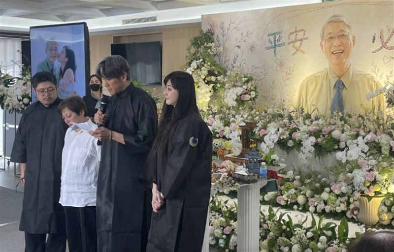 林春銘醫師告別式會場曝光，林逸欣穿校服拉琴。（圖／翻攝自臉書）