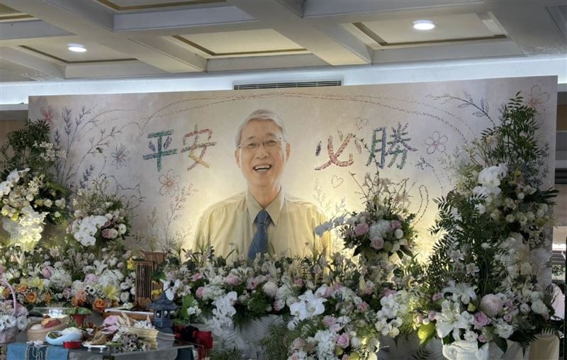 林春銘醫師告別式會場曝光，林逸欣穿校服拉琴。（圖／翻攝自臉書）
