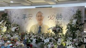 林春銘醫師告別式會場曝光，林逸欣穿校服拉琴。（圖／翻攝自臉書）