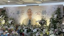 林逸欣爸爸告別式會場曝！花海淚送林春銘
