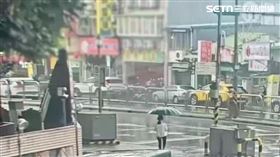 徐男打傷陳姓男房仲後，帶著女伴搭乘計程車離去。（圖／翻攝畫面）