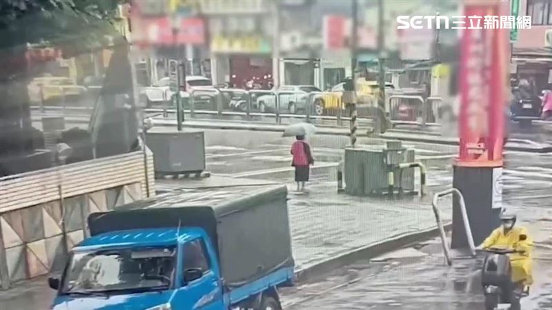 徐男打傷陳姓男房仲後，帶著女伴搭乘計程車離去。（圖／翻攝畫面）