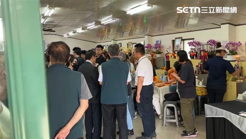 市長黃偉哲在立委陳亭妃、警察局長林國清陪同下步入靈堂拈香、慰問家屬。（圖／翻攝畫面）