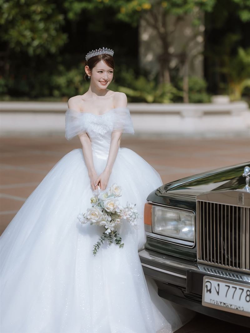 矢作穗香無預警發出婚紗照，官宣結婚消息。（圖／翻攝自IG @honoka_yahagi）