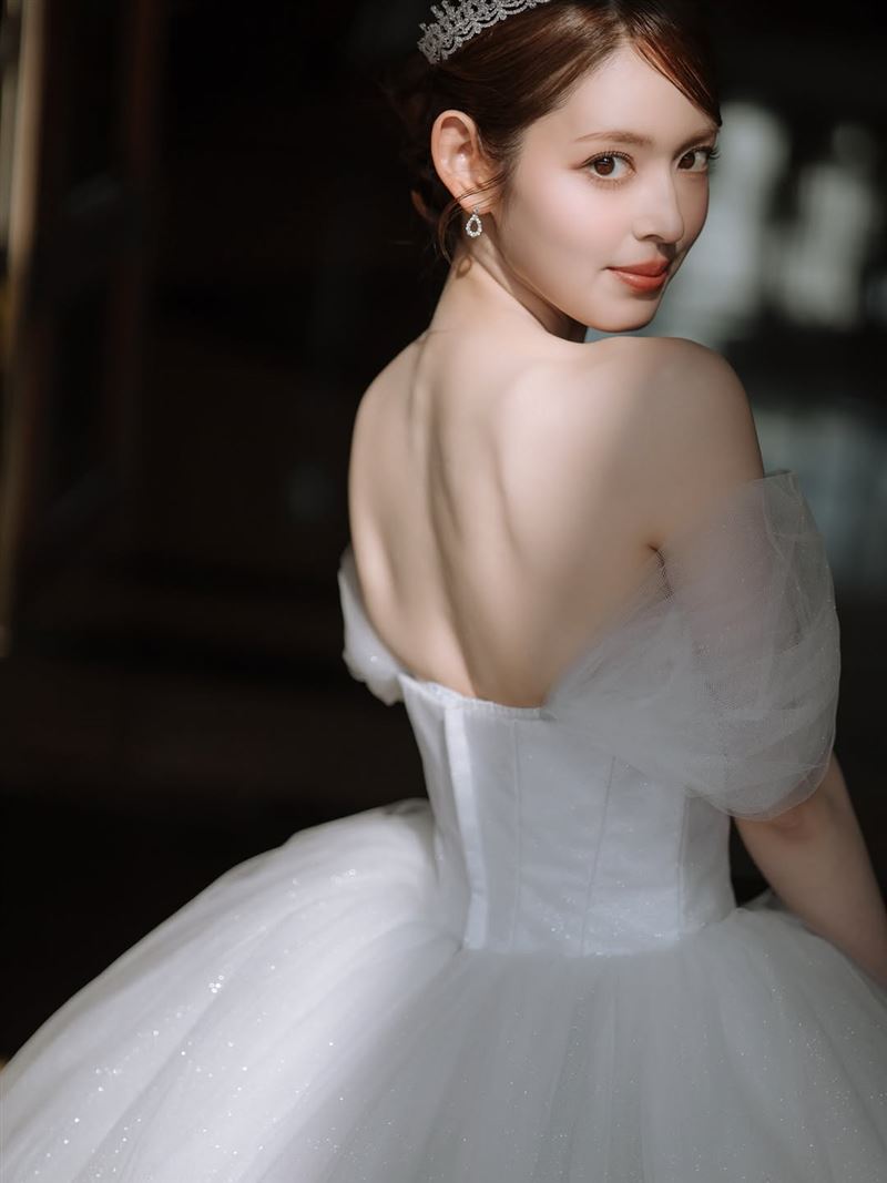 矢作穗香無預警發出婚紗照，官宣結婚消息。（圖／翻攝自IG @honoka_yahagi）