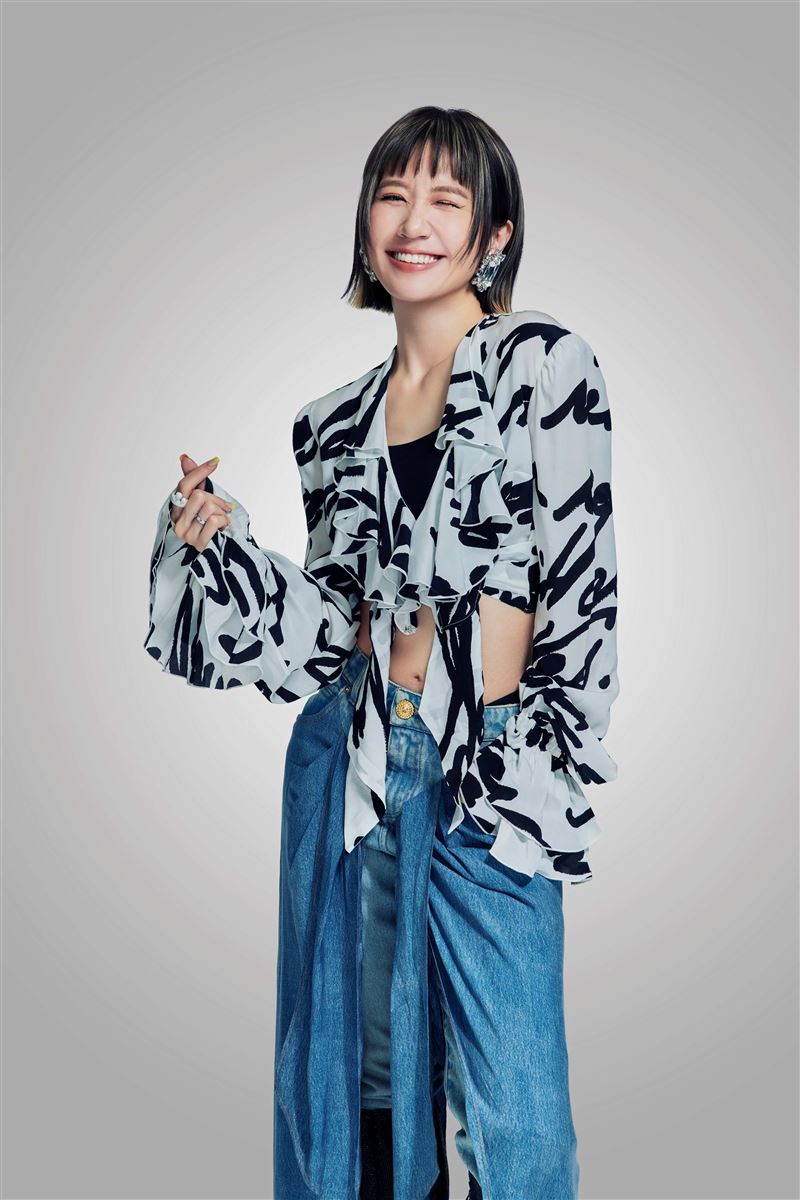 Lulu（黃路梓茵）接下主持棒。（圖／三立提供）