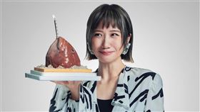 Lulu表示這次接《完全娛樂》主持棒，有一種熟悉又有點小陌生的感覺。(圖／三立提供）