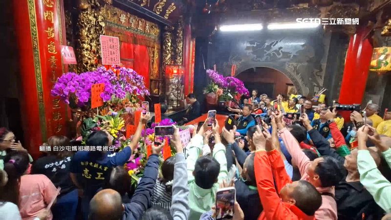 信眾紛紛擠進大殿，情緒沸騰