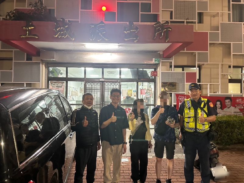 一對外籍情侶4月30日晚上騎YouBike途經台南市安南區城西街時，遭流浪犬追逐「圍攻」，報案後一路逃到防風林才被警消尋獲。（台南市警察局提供）