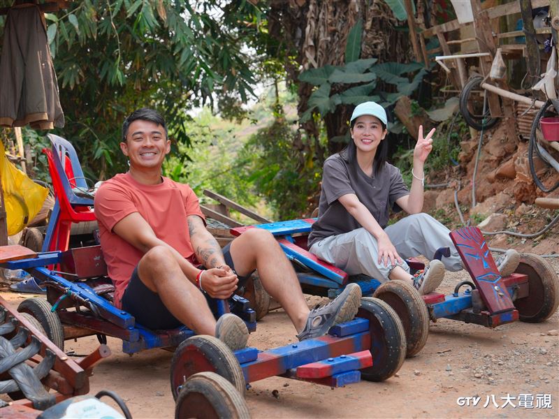 融融（左）與黃可欣（右）挑戰苗族部落F1賽車。（圖／八大提供）