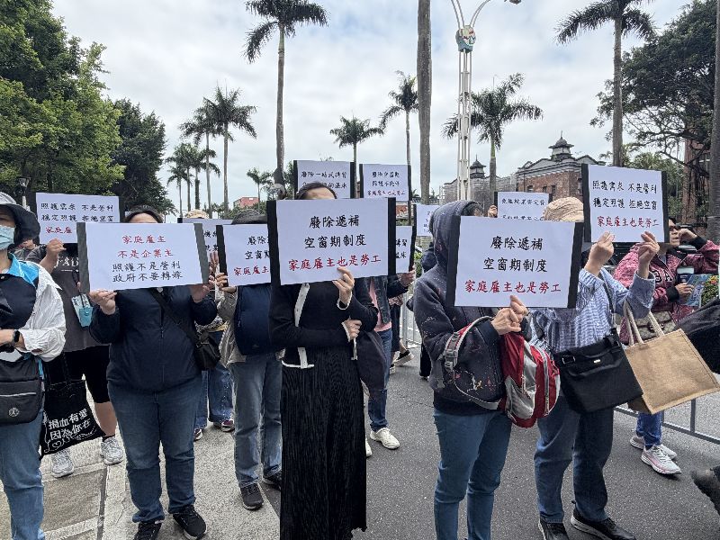 長照家庭雇主組成的廢除空窗期聯盟1日在教育部前舉行記者會，提出徹底廢除「遞補空窗期」等訴求，要求就業服務法取消遞補等待期，只要移工失蹤或逃逸或合意轉換確定，政府應立即核准雇主遞補新人力