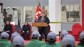 金正恩在一座工廠竣工儀式上，不滿負責工程的副總理楊勝虎的表現，罕見當場炒他魷魚。（圖／翻攝畫面）