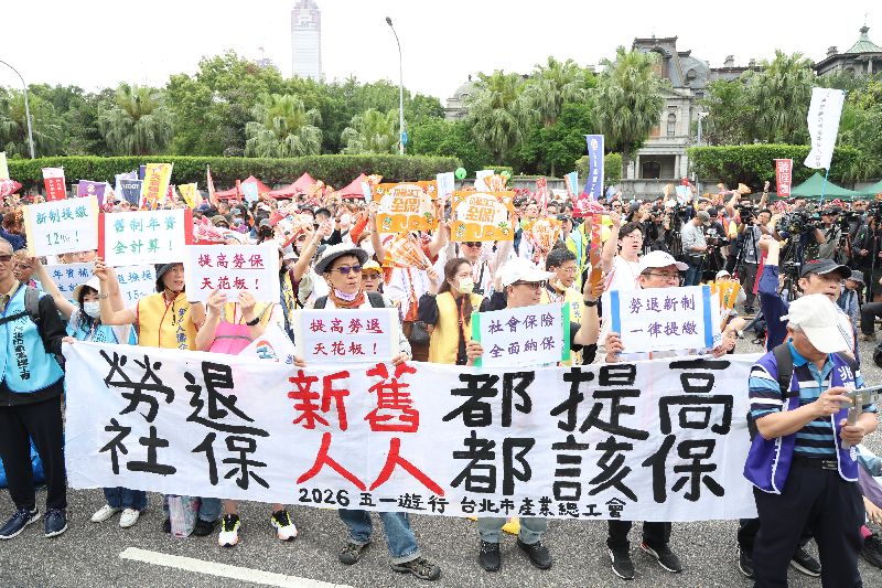 五一行動聯盟「勞工大遊行」1日下午在凱道集結、出發，工會團體拉起白布條表達心聲與訴求