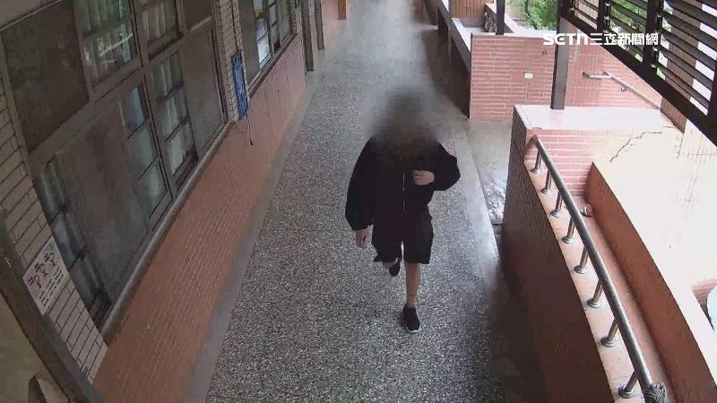 該名19歲男子專挑學生上體育課或考試、教室沒人的空檔，潛入教室大肆搜刮現金