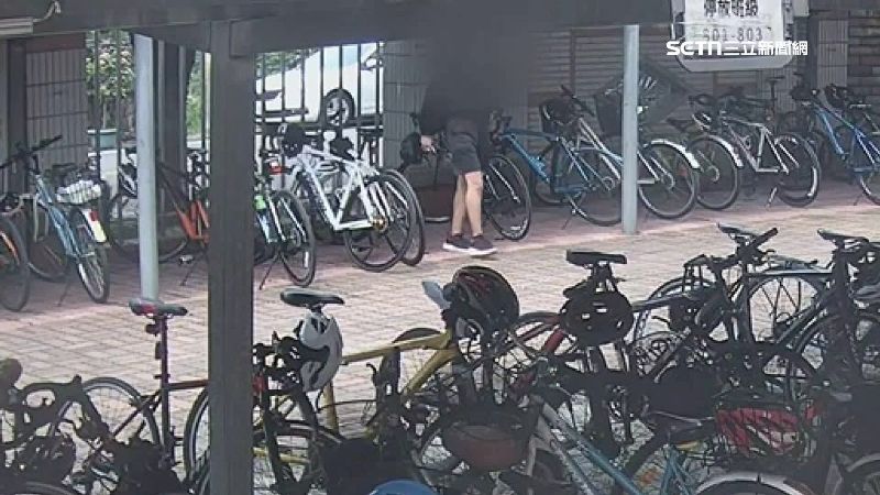 竊賊從不到30公分的欄杆縫隙硬擠鑽入校園